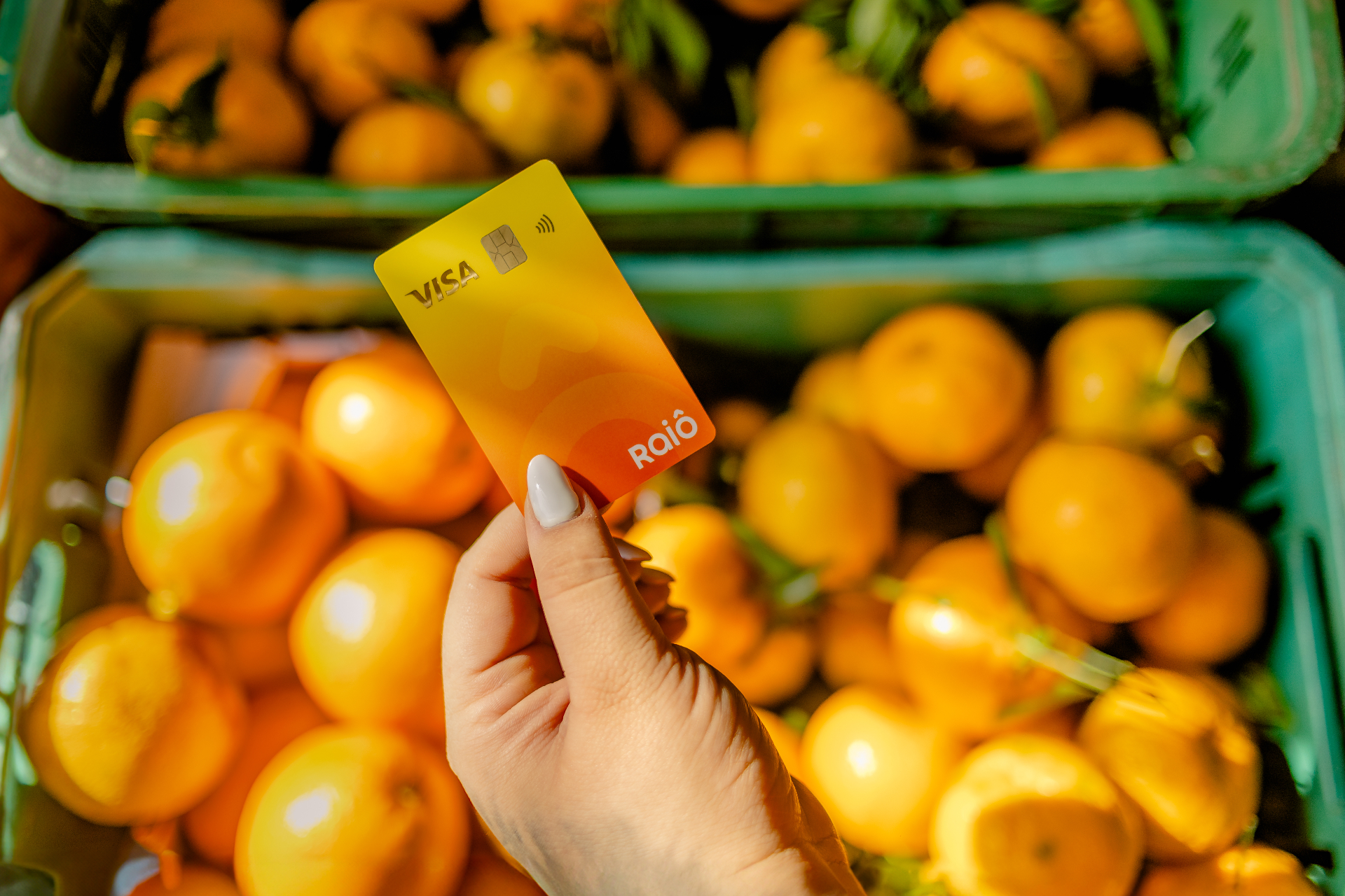 Cartão Raiô sendo usado em mercado de frutas