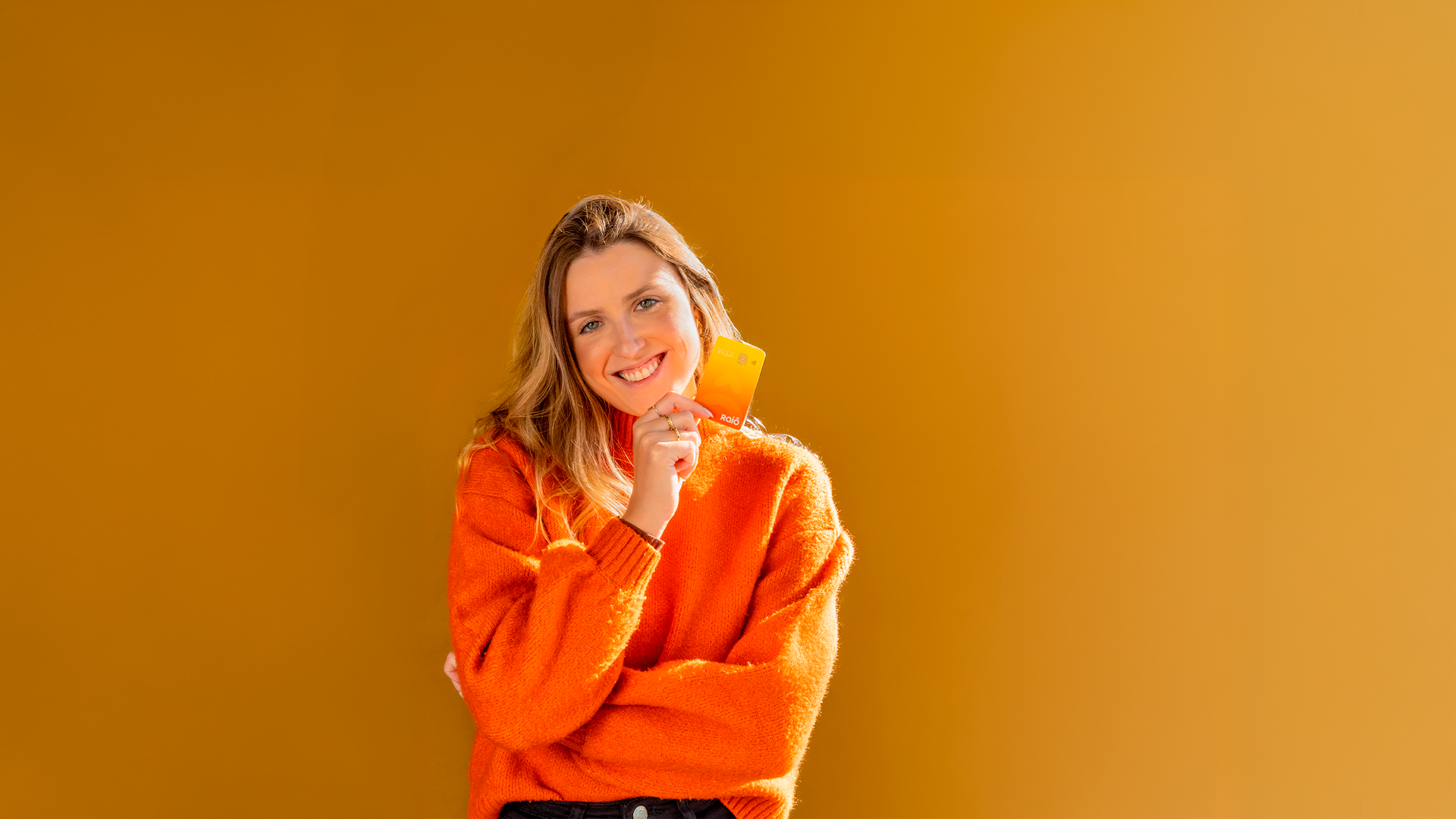 Mulher sorrindo com o cartão Raiô