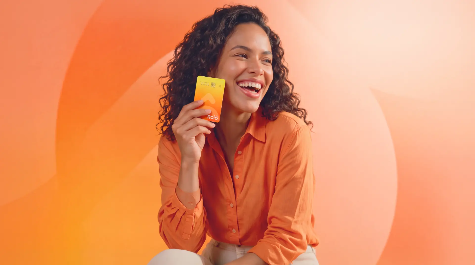Mulher sorrindo com o cartão Raiô