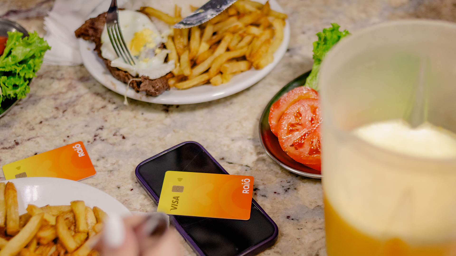 Refeição em restaurante paga com cartão Raiô