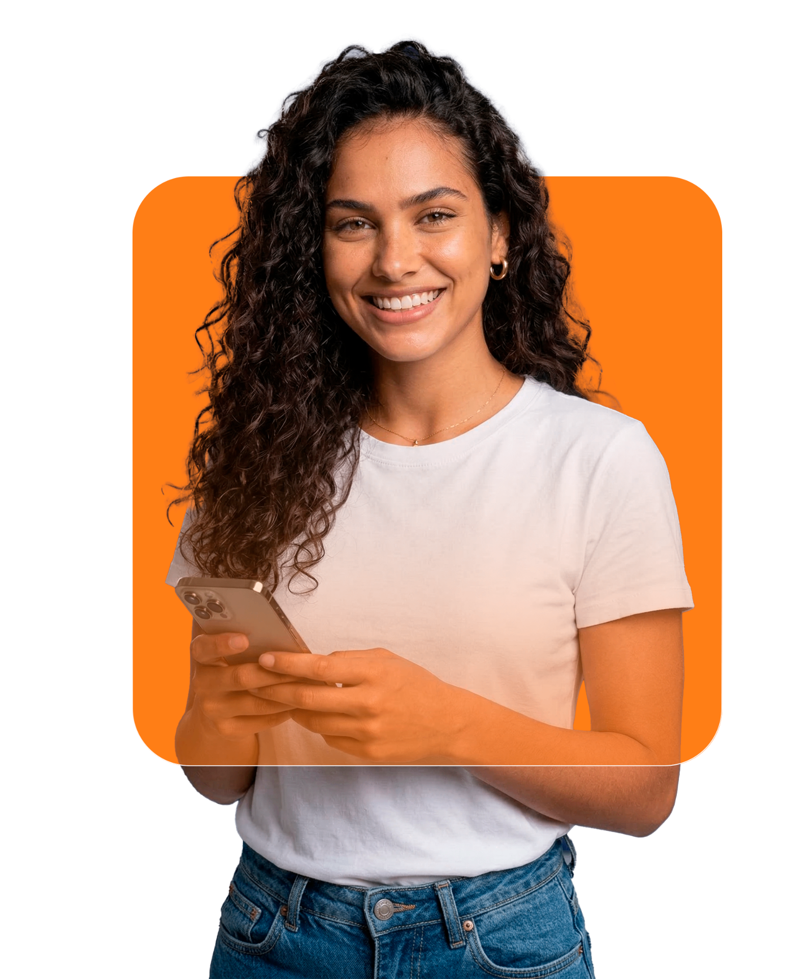 Colaboradora sorrindo com celular